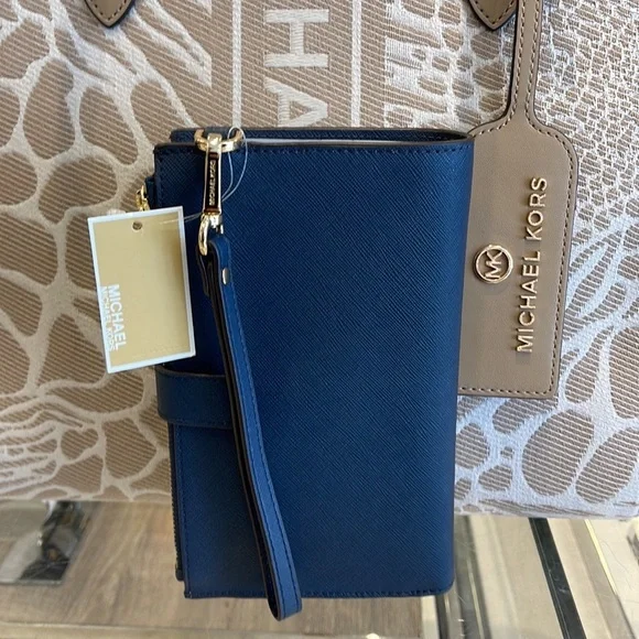 MICHAEL KORS LARGE DOUBLE ZIP WRISTLET WALLET PHONE CASE 
Navy 
NWT - Picture 6 of 16